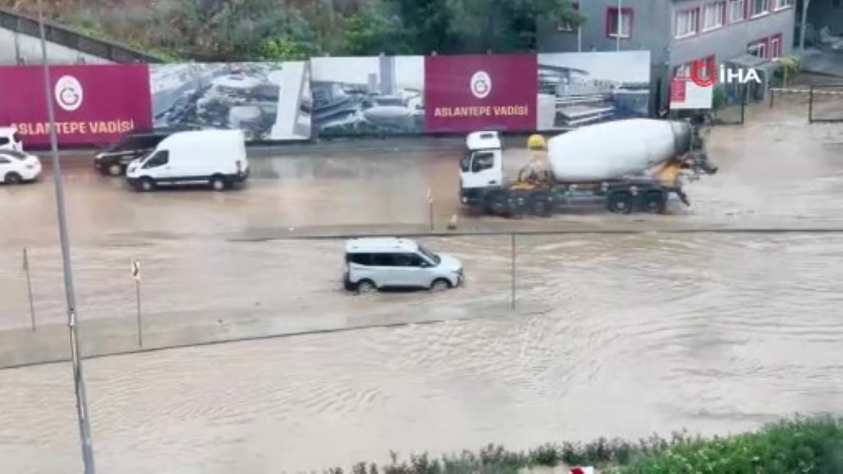 sariyer-de-su-borusu-patladi-cadde-sular-altinda-kaldi