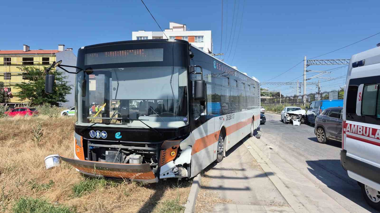 eskisehir-de-2-belediye-aracinin-carptigi-otomobildeki-2-kisi-yaralandi