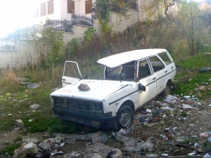 Başıboş Arazilere Bırakılan Hurda Araçlar Çevre Kirliliğine Yol Açıyor
