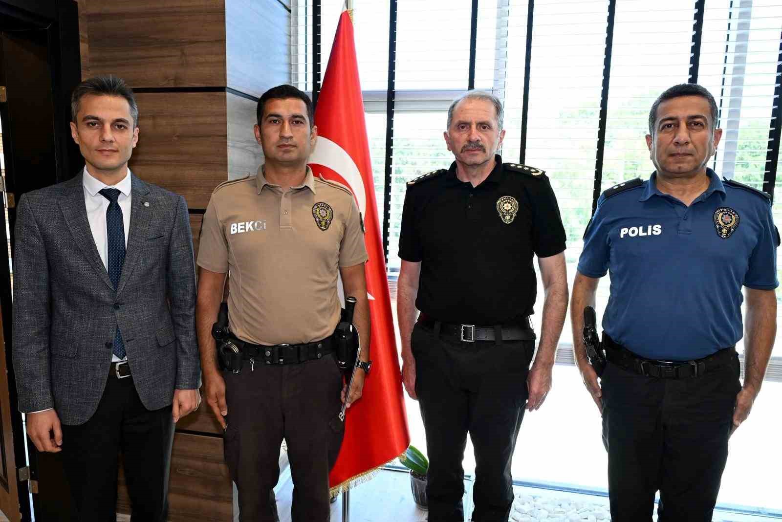 usak-ta-ornek-davranis-sergileyen-carsi-ve-mahalle-bekcisine-tesekkur-belgesi