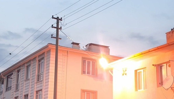 erzincan-da-elektrik-diregi-kivilcim-sacti-mahalle-sakinleri-korku-dolu-anlar-yasadi