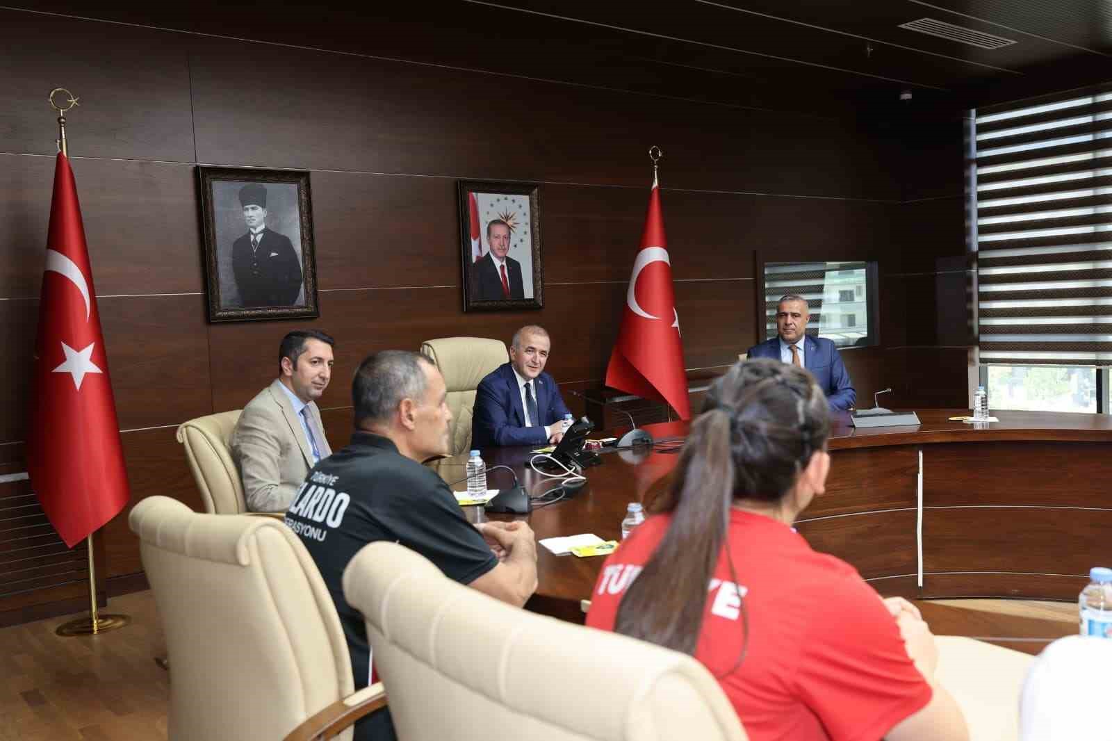 turkiye-sampiyonlarina-vali-hatipoglu-ndan-tebrik