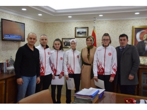 İl Milli Eğitim Müdürü Fazilet Durmuş Başarılı Sporcuları Ödüllendirdi