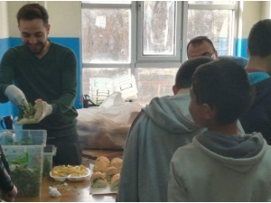Öğretmenler Öğrencilere Tantuni İkramında Bulundu
