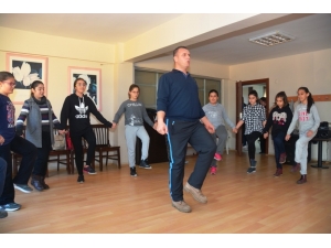 Çocuk Kulübü Üyelerine Ücretsiz Halk Oyunları Eğitimi