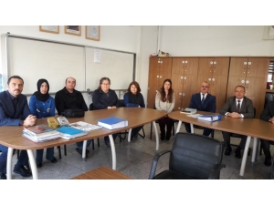 Burhaniye’de Kaymakam Öner, Liselilerle Kitap Okudu