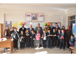 Kur’an-ı Kerim Okuyan Öğrencilere Hediyeleri Verildi