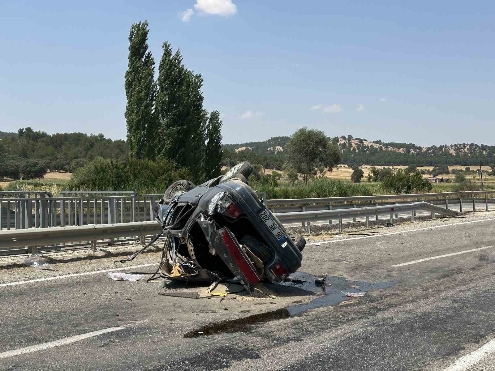 usak-ta-takla-atarak-karsi-seride-gecen-otomobilde-ayni-aileden-4-kisi-yaralandi