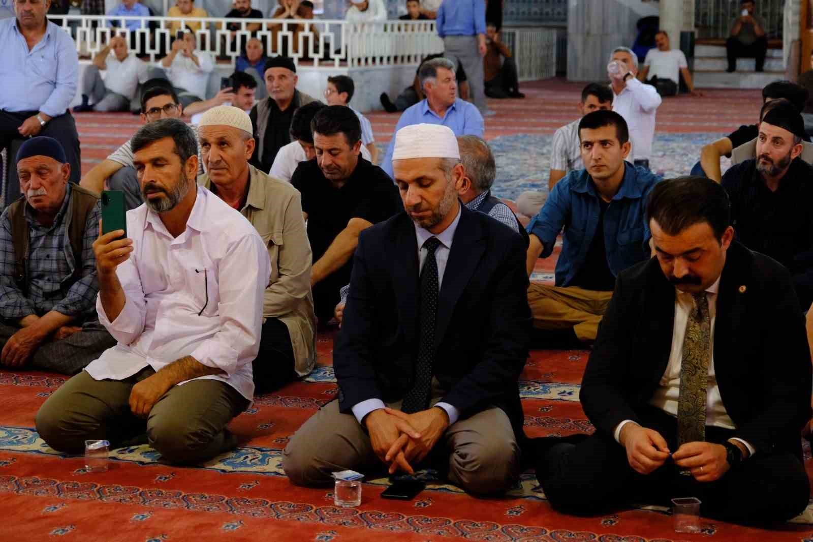 van-ulu-cami-de-ezanlarin-guzel-sesi-yankilandi