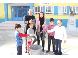 Öğrenciler Oyuncak Silahlarını Çöpe Attı, Hediyeyi Kaptı