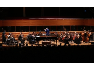 Kerem Görsev’den Müzik Ziyafeti