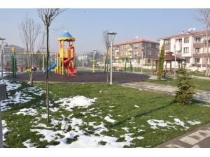 Düzce Belediyesi Mahallelerde Park Yapmaya Devam Ediyor