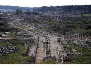 Antik Kent Perge’nin Yüzde 70’i Halen Yer Altında Keşfedilmeyi Bekliyor