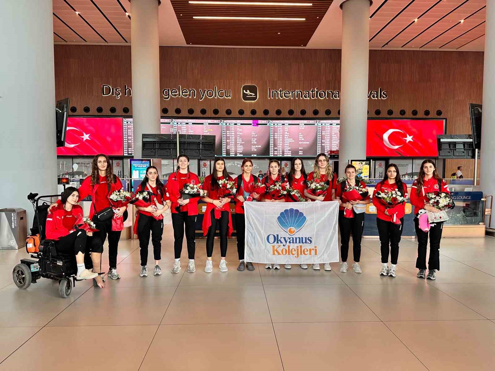okyanus-koleji-kiz-voleybol-milli-takimi-dunya-ikincisi-oldu
