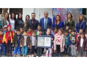 Anaokulu Öğrencilerinin Ebru Çalışması Guinness Rekorlar Kitabı’nda