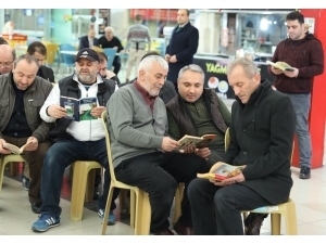 Pazarda Herkes Kitap Okudu