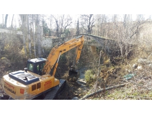 Demirci’de 4 Kilometrelik Dere Temizlik Çalışması