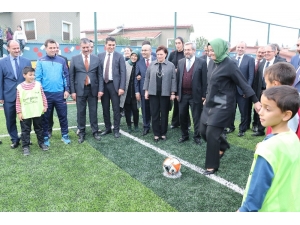 Bakan Kaya Çocuklarla Futbol Oynadı