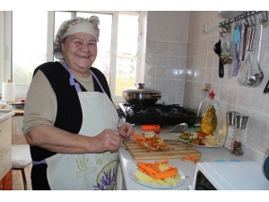 76’lık Youtuber Saniye Anne