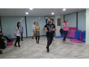 Batman’da Kadınlar Ve Erkekler Salsa Dansı Öğreniyor