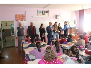 Midyat Emniyet Müdürlüğü İhtiyaç Sahibi 5 Bin Öğrenciye Kitap Dağıttı