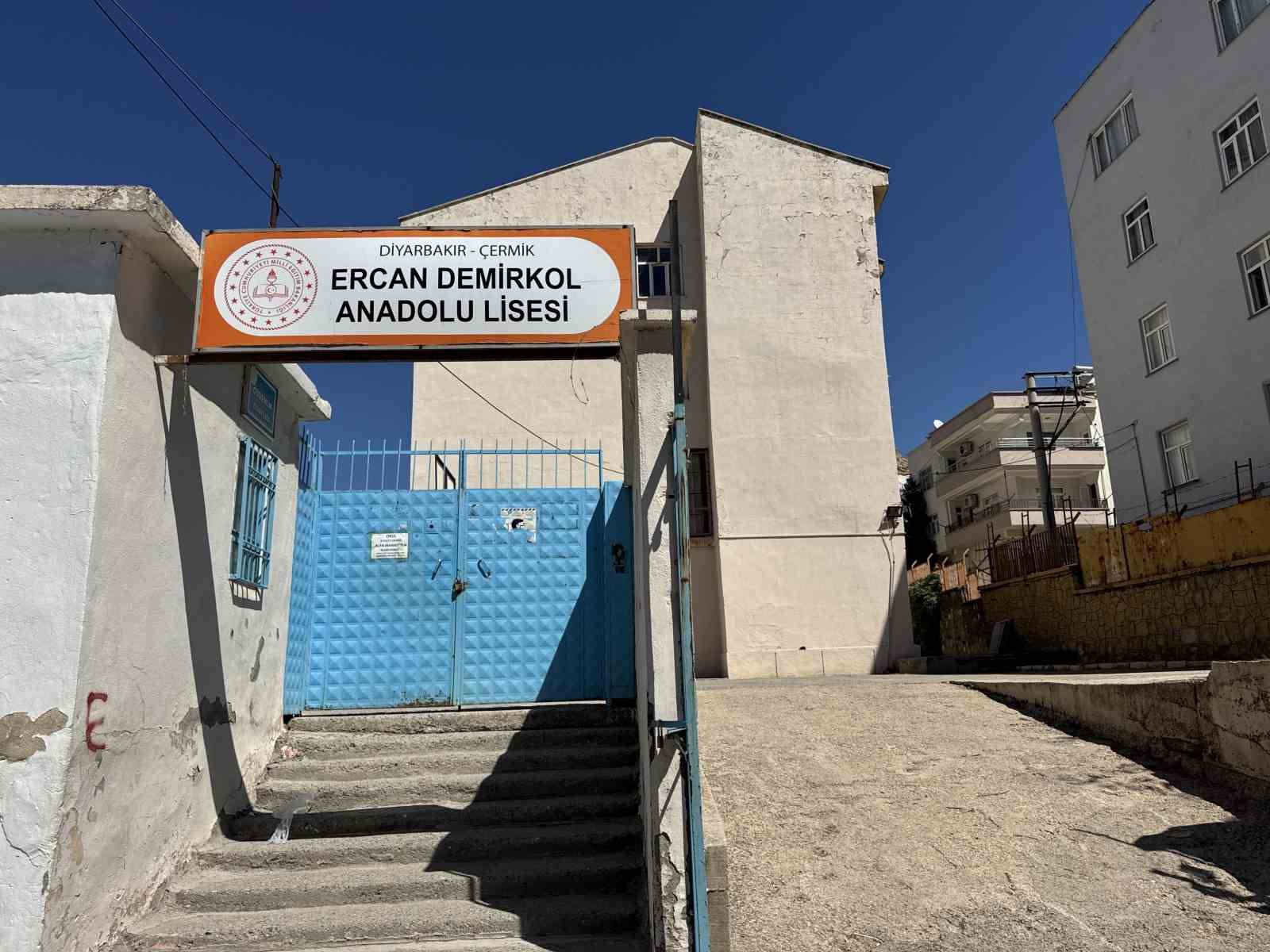 cermikte-yarim-asirlik-okul-yikiliyor