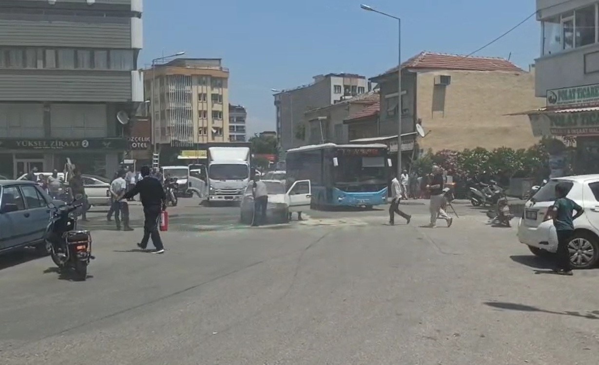 manisa-da-seyir-halindeki-otomobil-alev-aldi