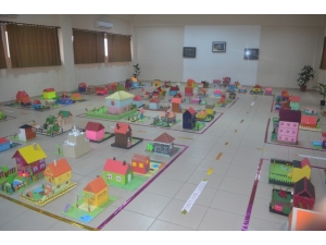 Minikler Hayallerindeki Evlerin Maketini Yaptı