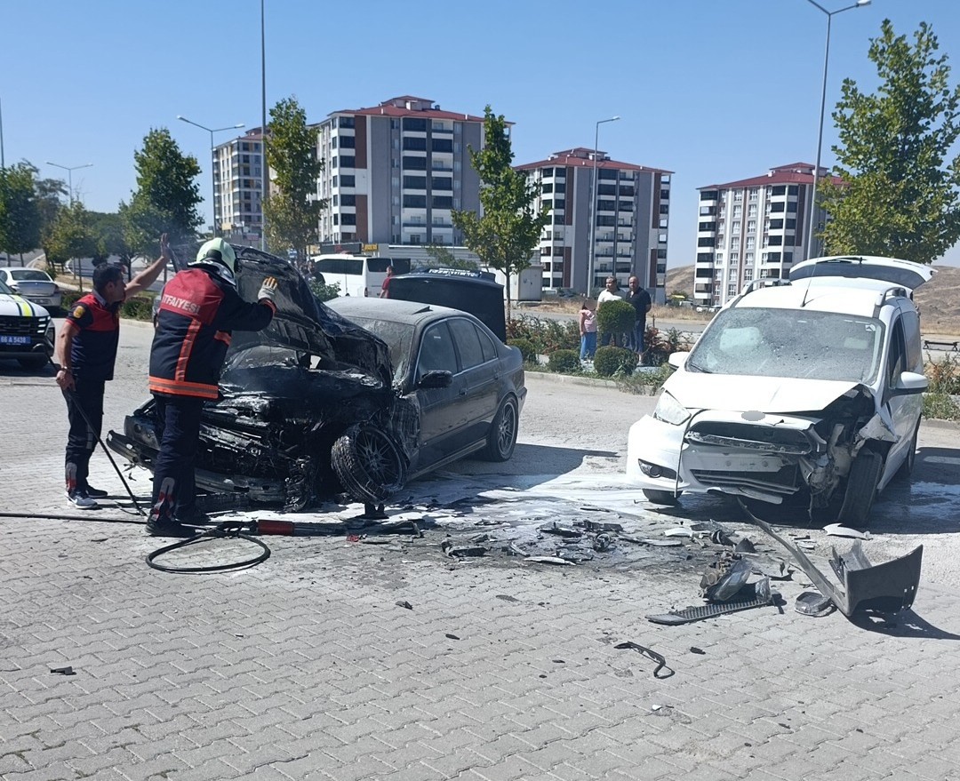 otomobil-ve-hafif-ticari-arac-carpisti-1-kisi-yaralandi
