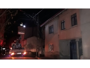 Tutuşan Elektrik Kabloları Bir Mahalleyi Elektriksiz Bıraktı