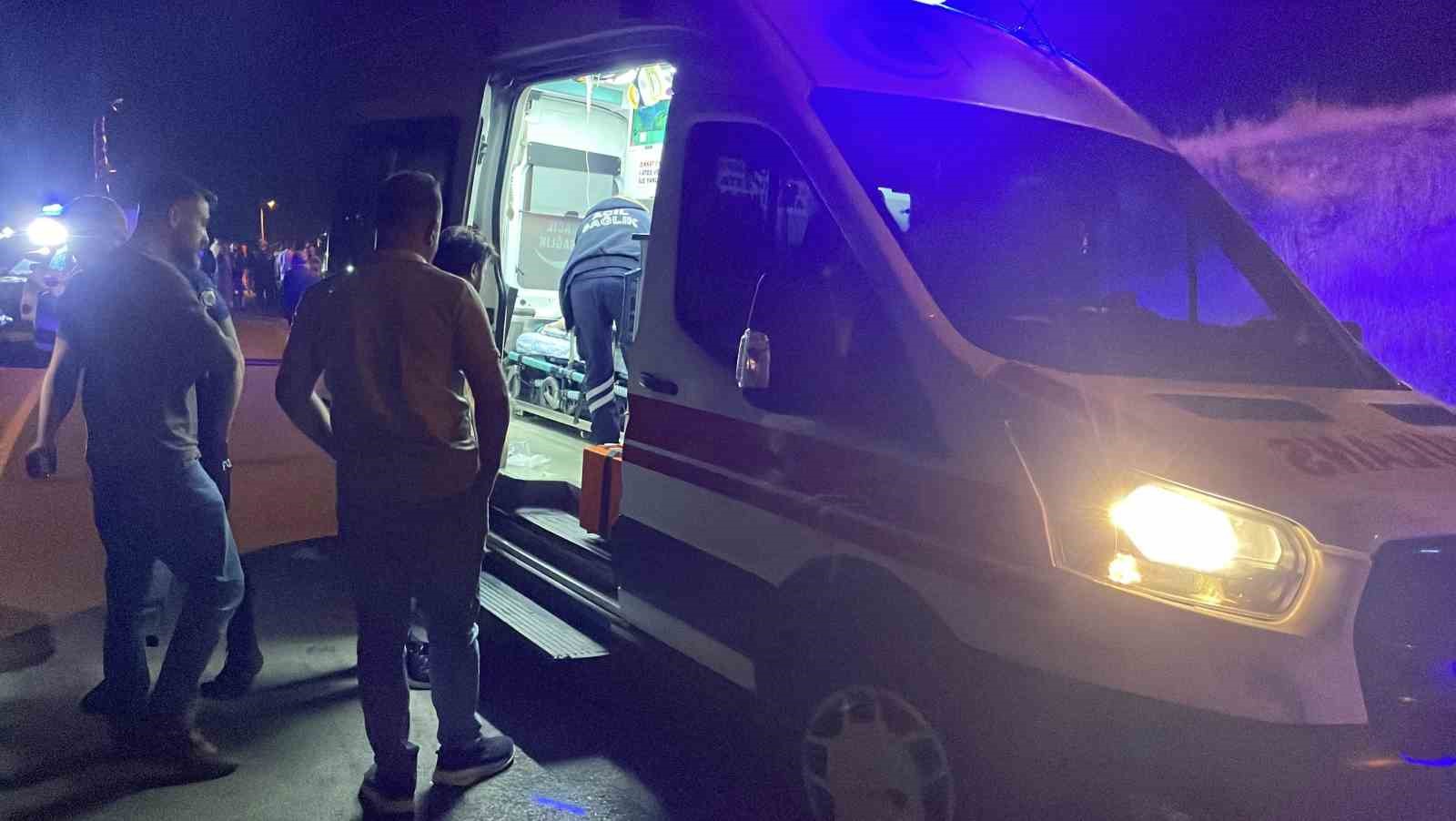 sivas-ta-2-otomobil-kafa-kafaya-carpisti-6-yarali