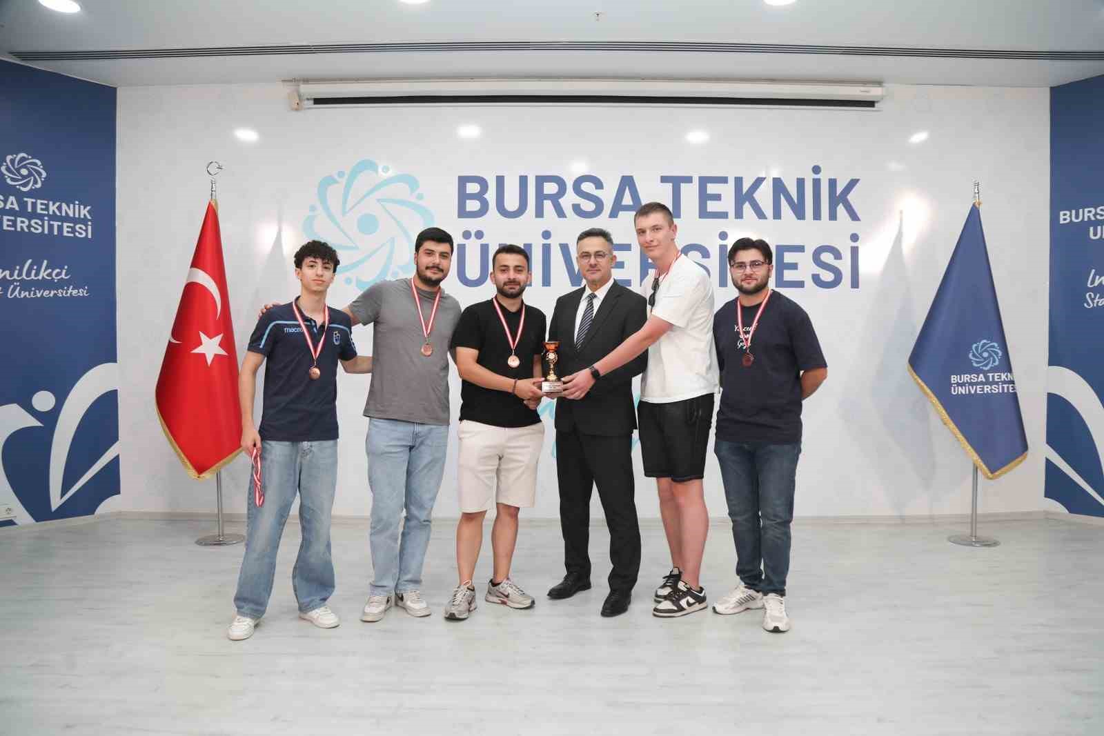 12-rektorluk-ve-genclik-kupasi-nda-oduller-sahiplerini-buldu
