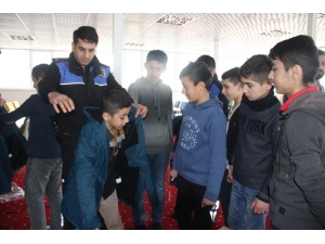 Hakkari Polisinden Öğrencilere Giyim Yardımı