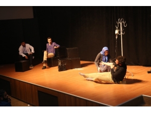 Kütüphane Kurduran Oyun Yeniden Sahnelendi