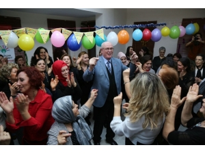 Kırmızıtoprak Halk Merkezi’nde Coşkulu Yılbaşı Kutlaması