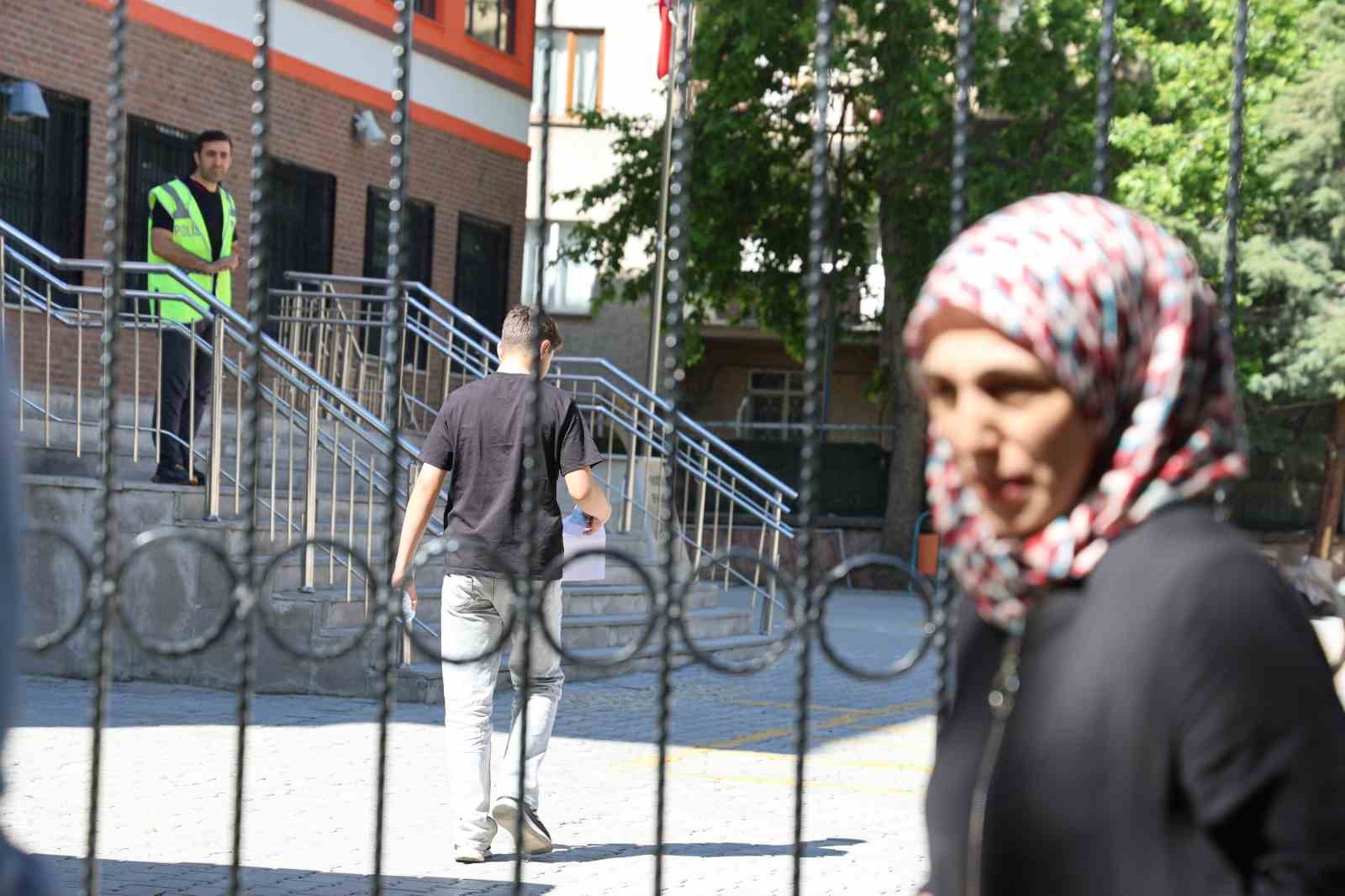 elazig-da-lgs-maratonu-basladi-7-bin-729-ogrenci-gelecegi-icin-ter-dokuyor
