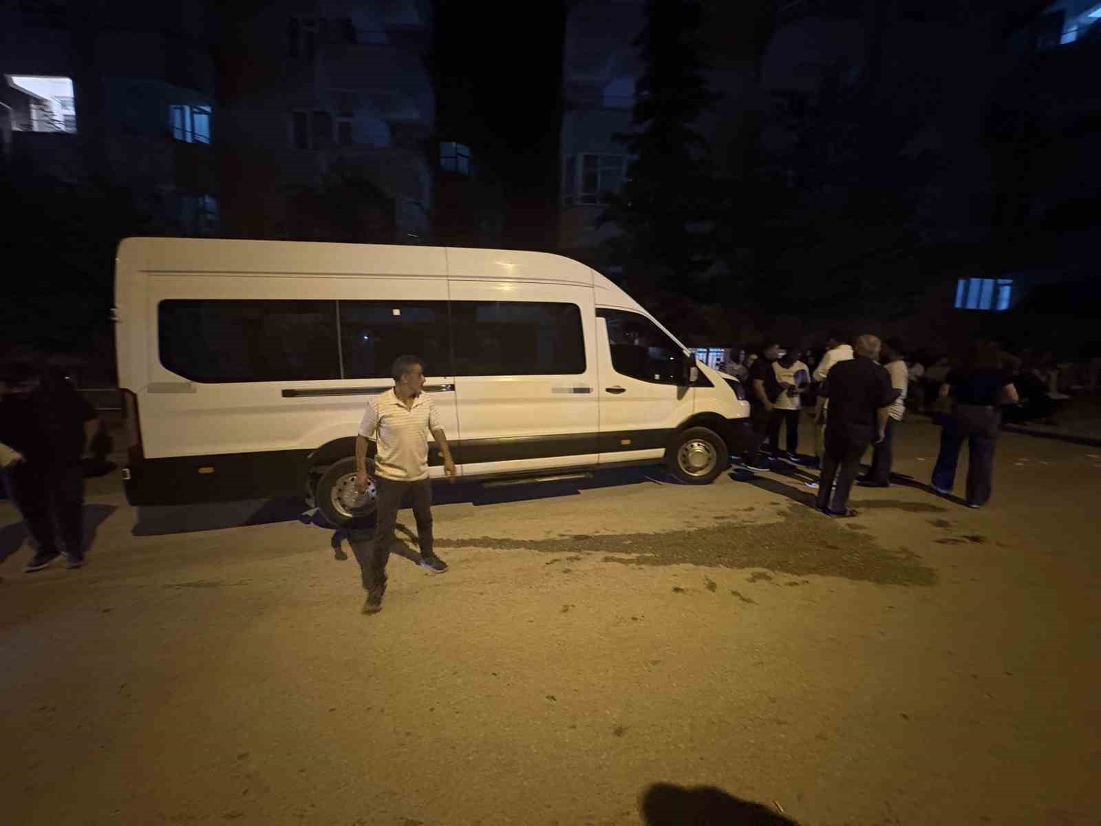 dusen-sis-mesalesini-almak-isteyen-cocuk-minibusun-altinda-kaldi