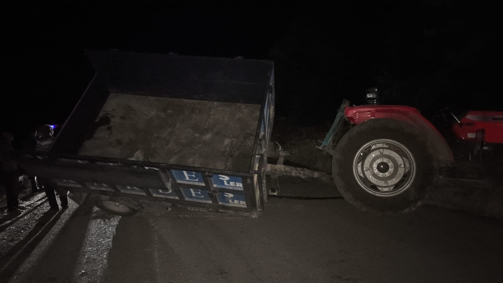 elazig-da-traktorle-otomobil-carpisti-3-u-agir-10-yarali