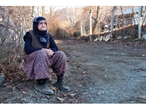 Güllü Nine, 1 Yıldır 67 Yıllık Hayat Arkadaşını Bekliyor