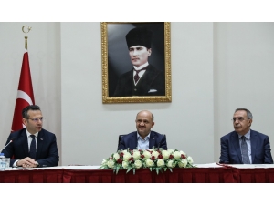 Başbakan Yardımcısı Fikri Işık, Ağrılı Çocuklarla Bir Araya Geldi