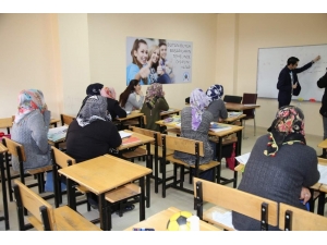 Siirt’te Kadın Kursiyerler Okuma Yazma Öğreniyor