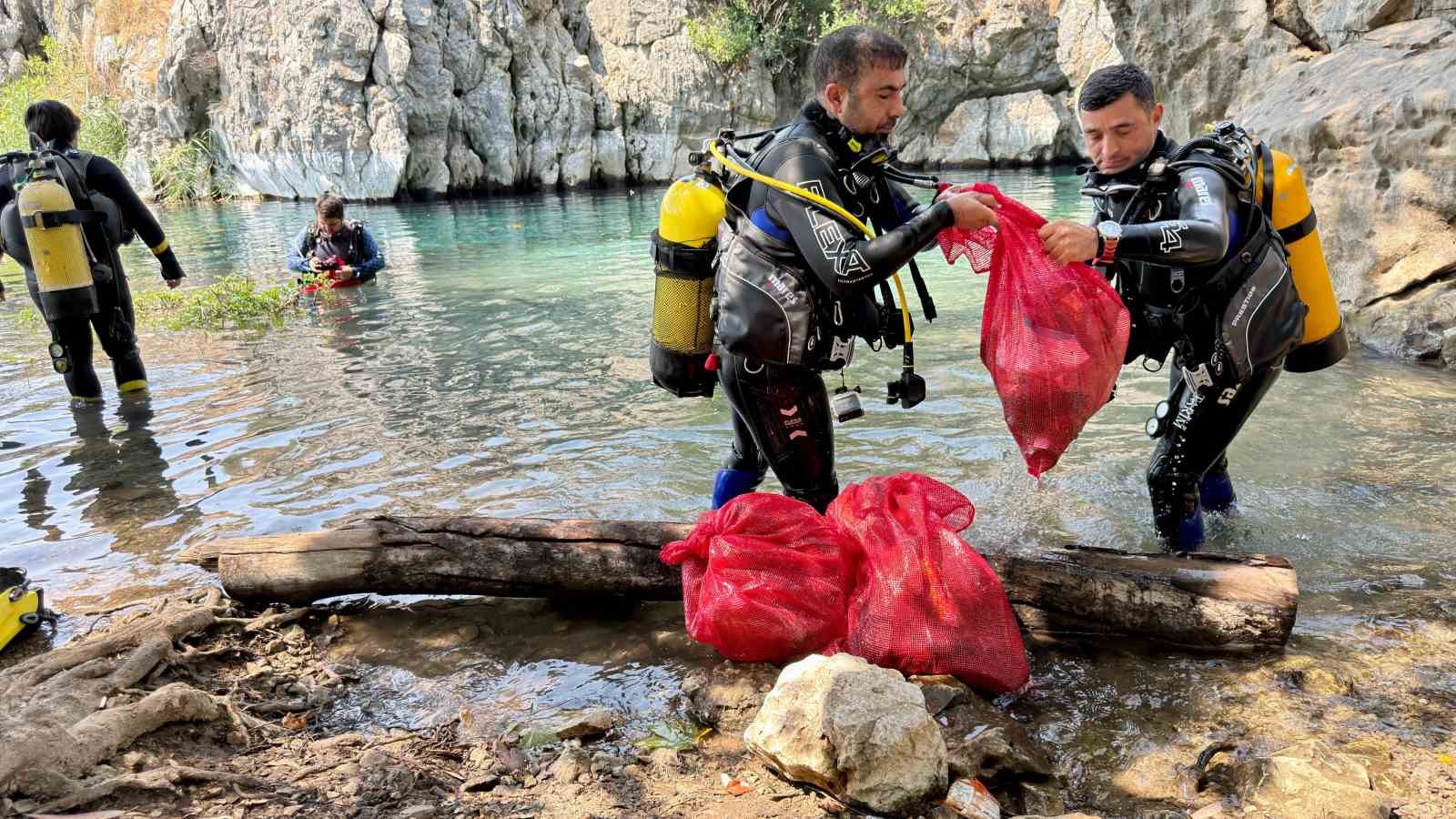antalya-nin-icme-suyu-kaynagindan-pet-bardak-alkol-siseleri-posetler-cikartildi