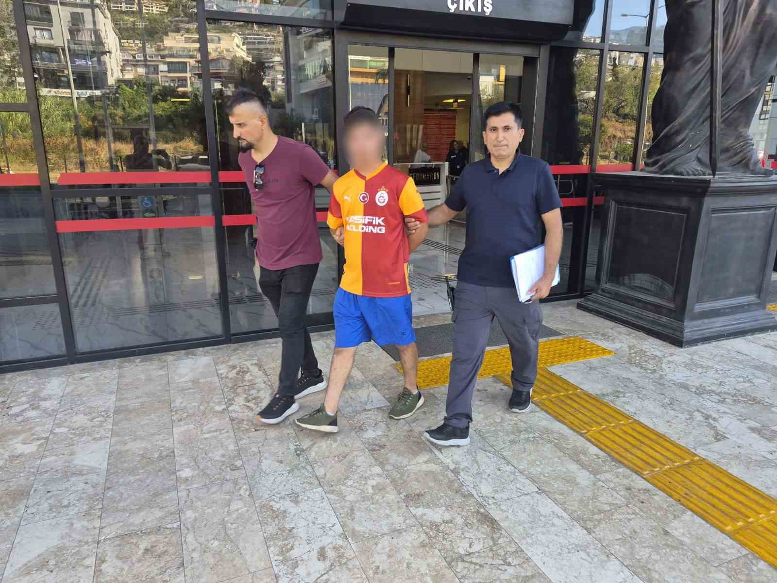 kadin-turisti-bicakla-yaralama-ve-cinsel-istismar-iddiasiyla-17-yasindaki-cocuk-tutuklandi