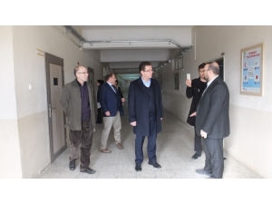 Öğretmen-öğrenci İşbirliğiyle 20 Yıllık Okul Yenilendi