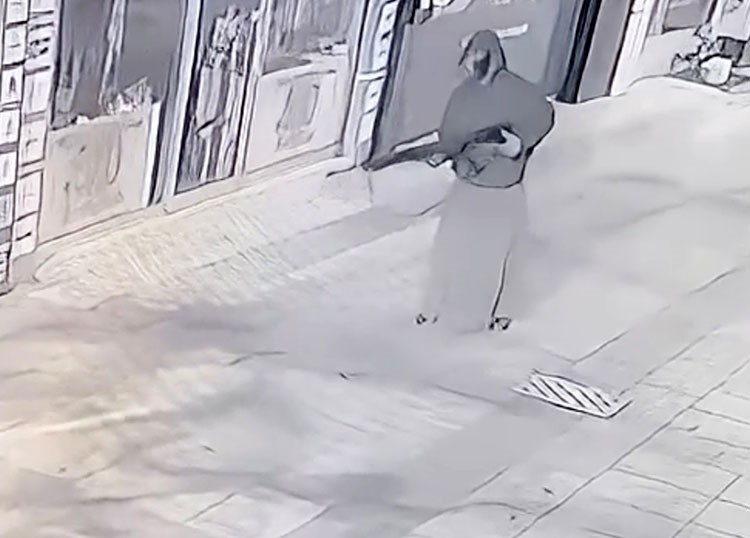 etek-giyip-is-yeri-kursunladilar-polis-ekiplerinden-kacamadilar