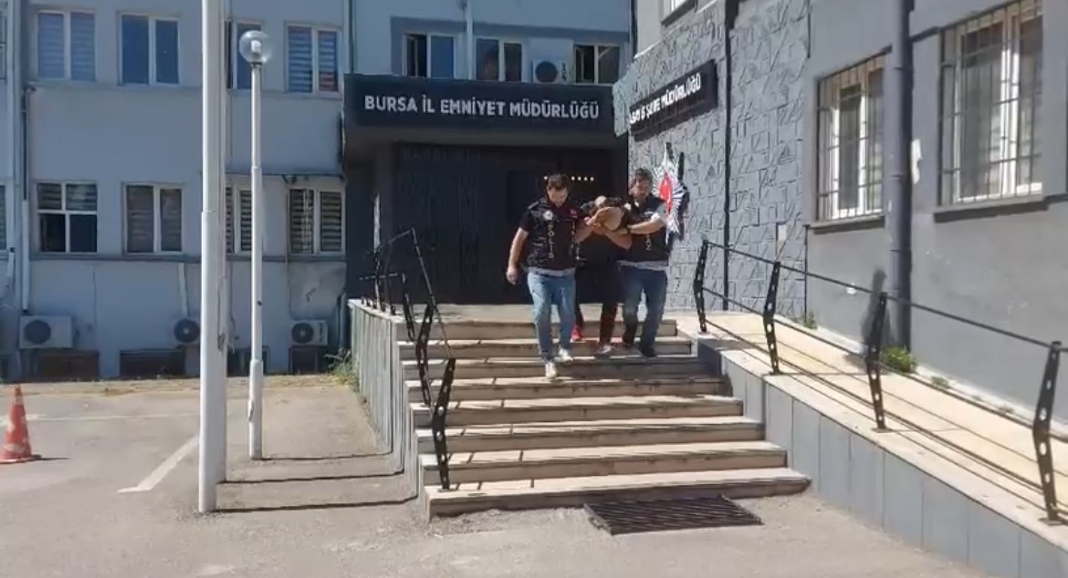 33-yil-hapis-cezasiyla-araniyordu-polisten-kurtulmak-icin-kayisi-topluyormus-gibi-yapti