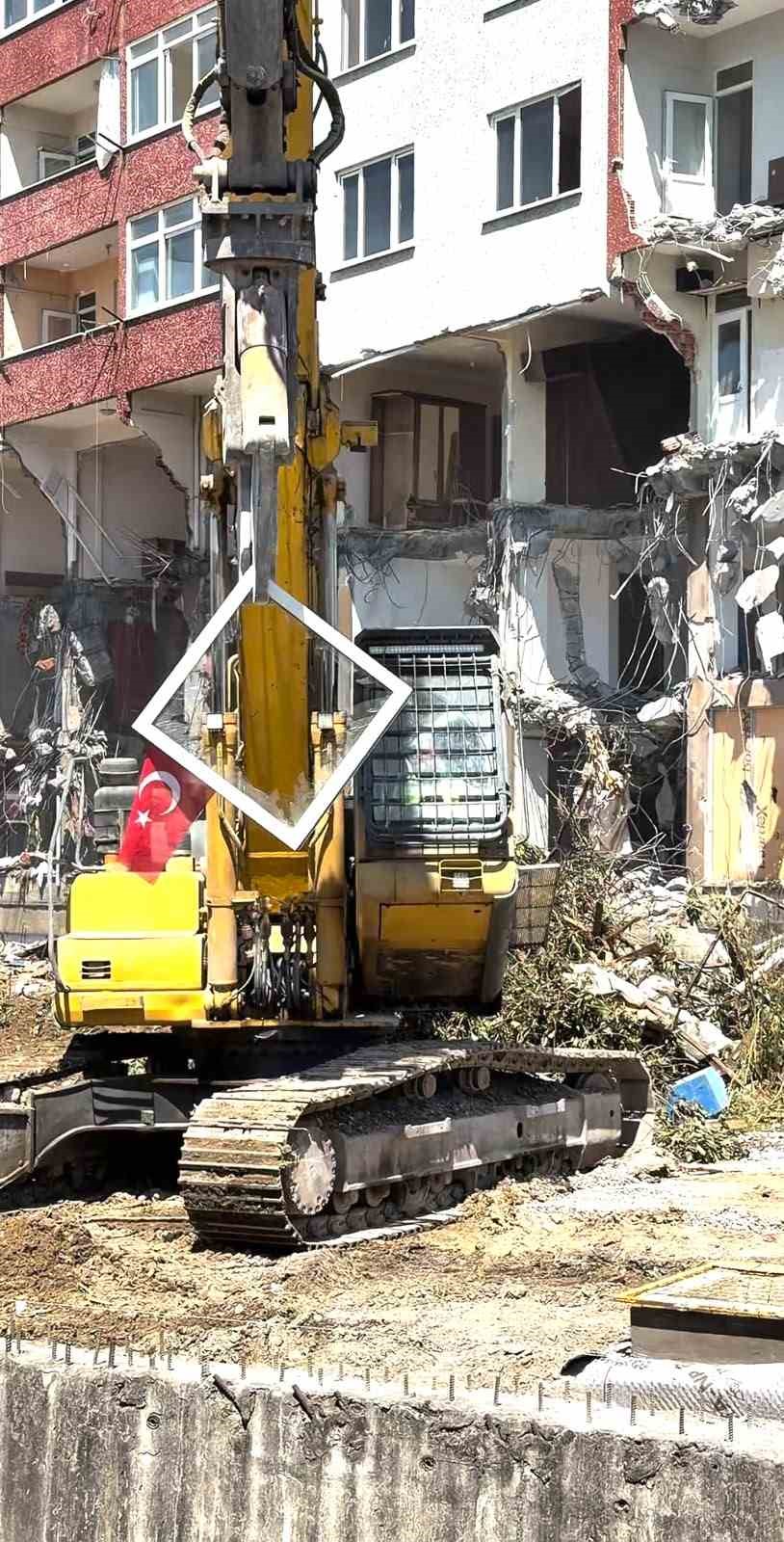pendik-te-yikim-sirasinda-dikkat-ceken-hassasiyet-kepce-operatoru-turk-bayragi-icin-calismayi-durdurdu