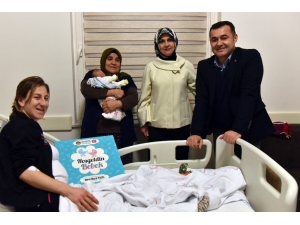 Başkan Yücel’den Yeni Yılın İlk Bebeklerini Hastanede Ziyaret Etti