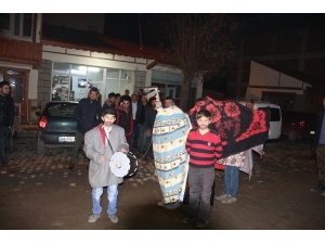 Yılbaşı Devesi Oynatıp Harçlık Topladılar