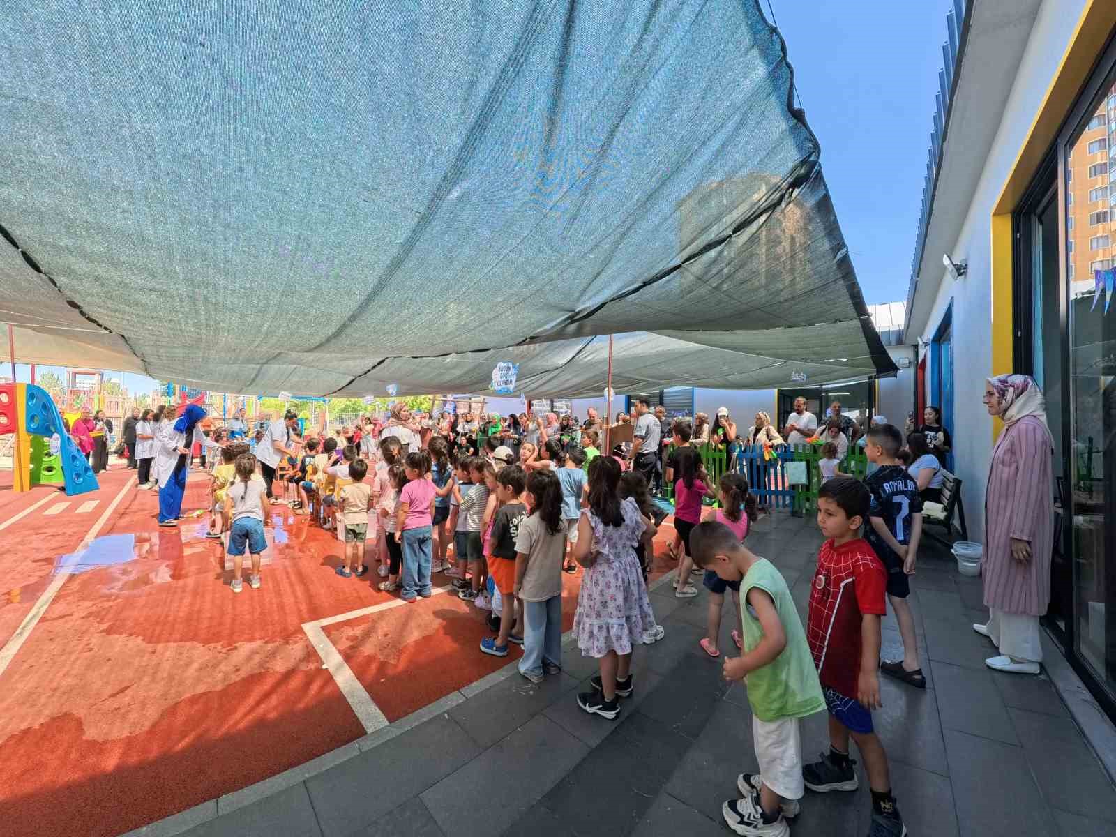 buyuksehirden-cocuklara-unutulmaz-yaz-etkinligi-cocuk-kutuphanesinde-su-oyunlari
